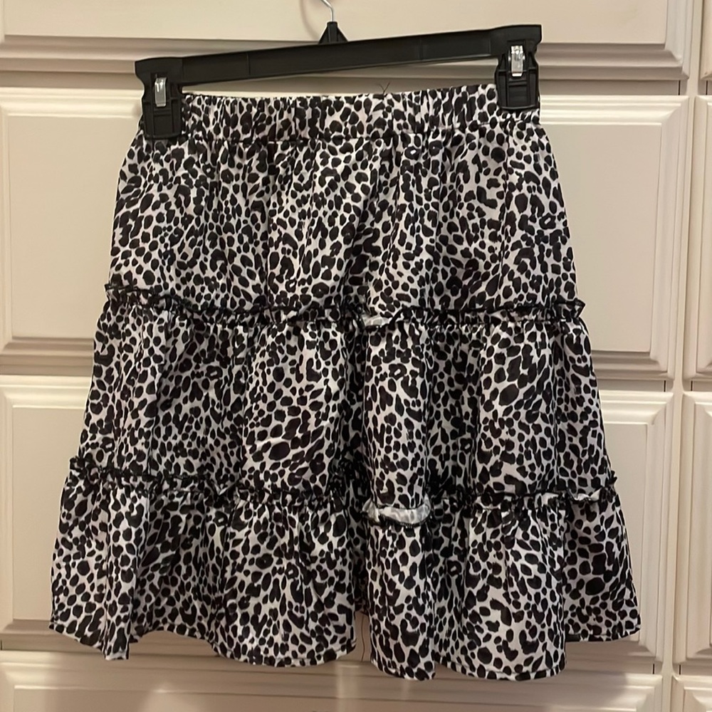 Leopard printed mid/mini skirt
